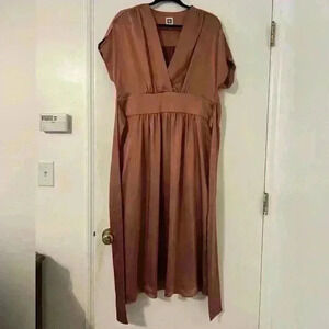 Stunning Anne Klein special occasion dress in blush. SIZE 10 (SKU D-311)